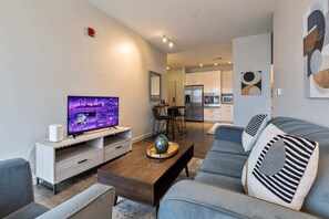 TV, offices - Modern Apt Near Charles River (Cambridge)