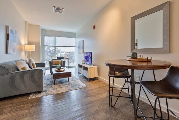 TV, offices - Modern Apt Near Charles River (Cambridge)