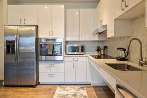 Fridge, microwave, oven, stovetop - Modern Apt Near Charles River (Cambridge)