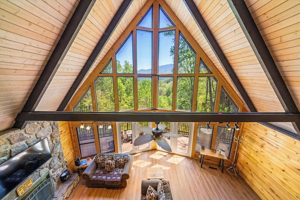 Televisión, chimenea, videojuegos y futbolito