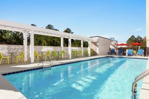 Una piscina al aire libre de temporada