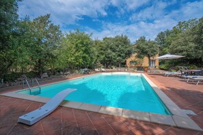 Hồ bơi ngoài trời phục vụ theo mùa, dù/ô trên bãi biển/hồ bơi 