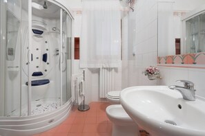 Apartamento, vistas al jardín | Baño | Ducha, cabezal de ducha con hidromasaje, secador de pelo y bidé