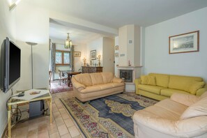 Condo, quang cảnh vườn | Khu phòng khách | TV màn hình phẳng 32-inch có truyền hình vệ tinh 