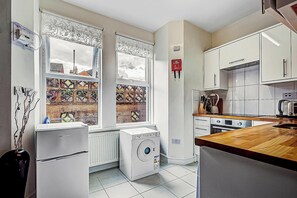 Studio | Private kitchen | Fridge, microwave, oven, electric kettle - Single Ensuite in SW2 Close to Central London (London)