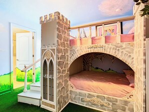 8 habitaciones, tabla de planchar con plancha y cuna de viaje 