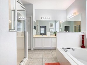 Shower, hair dryer, towels - Cozy Calm Cottage (Haines City)