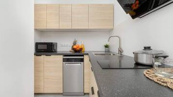 Kühlschrank, Mikrowelle, Herdplatte, Geschirrspüler