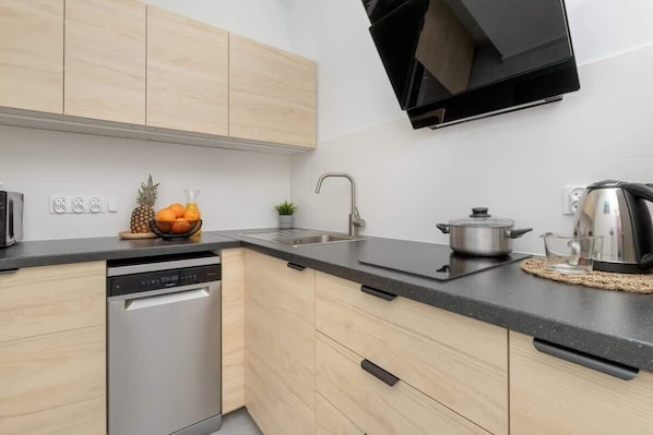 Réfrigérateur, four à micro-ondes, surface de cuisson, lave-vaisselle