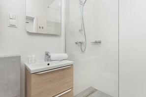 Dusche, Haartrockner, Handtücher, Shampoo