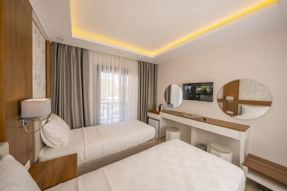 Minibar, caja de seguridad en la habitación y escritorio