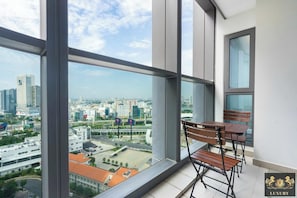 Departamento de diseñador, 2 habitaciones, balcón, vista a la ciudad | 1 habitación, ropa de cama de alta calidad y decoración personalizada