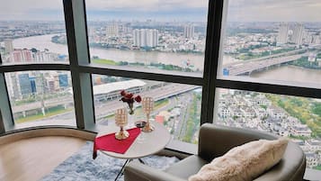 Signature appartement, 4 slaapkamers, balkon, uitzicht op de stad | Luxe beddengoed, individueel gedecoreerd, individueel gemeubileerd