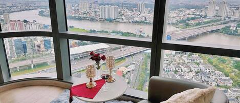 Departamento Prestigio, 4 habitaciones, balcón, vista a la ciudad | Ropa de cama de alta calidad y decoración personalizada