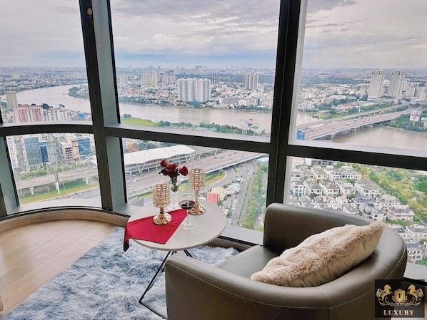 Premium bedding, individually decorated, individually furnished, desk - Landmark 81 Residences Luxury (Ho Chi Minh City)