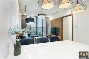 Departamento de diseñador, 2 habitaciones, balcón, vista a la ciudad | 1 habitación, ropa de cama de alta calidad y decoración personalizada