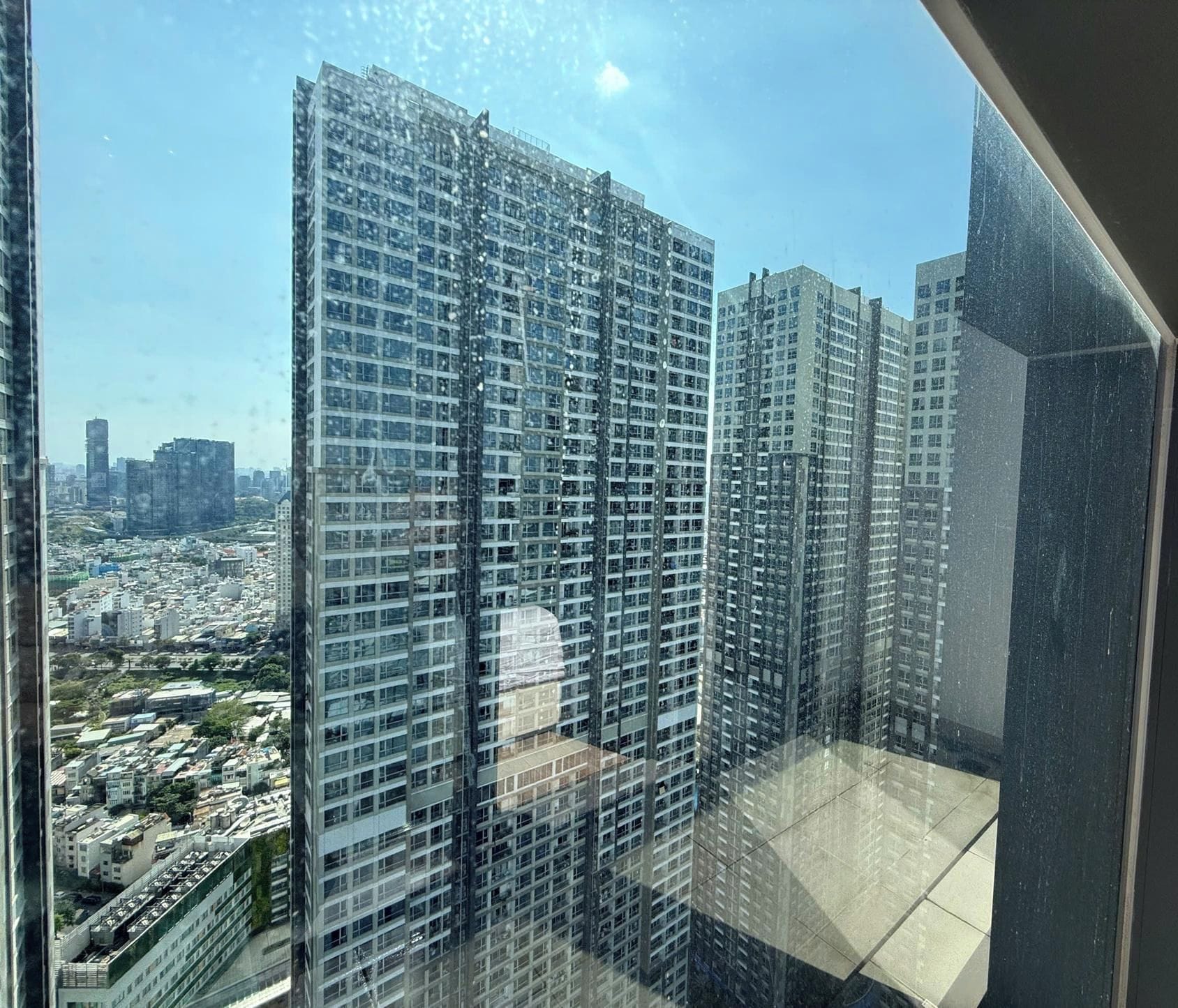 Un edificio alto con fachada de vidrio, varios pisos y una vista despejada del paisaje urbano.