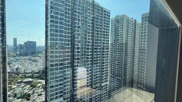Un edificio alto con fachada de vidrio, varios pisos y una vista despejada del paisaje urbano.