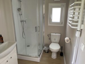Deluxe Cabin | Bathroom - Gökaskratts Camping (Hovmantorp)