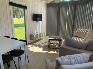 Deluxe Cabin | Living area