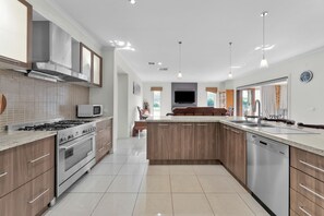 Mikrobølgeovn, ovn, kokeplater og oppvaskmaskin