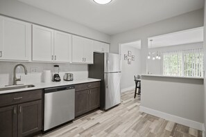 Réfrigérateur, micro-ondes, four, plaque de cuisson