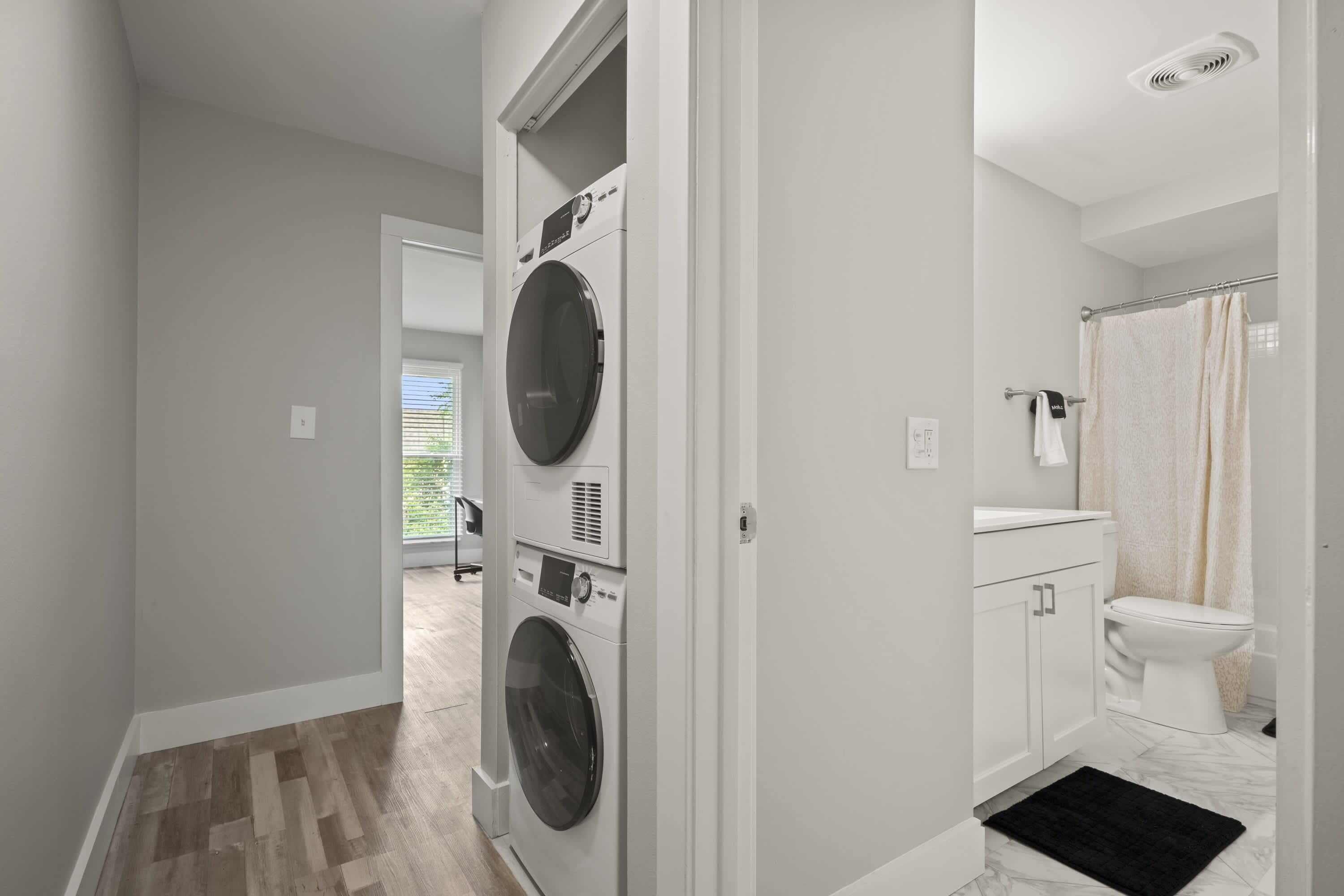 Douche, sèche-cheveux, serviettes fournies