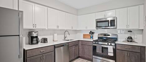 Geladeira, micro-ondas, fogão, cooktop