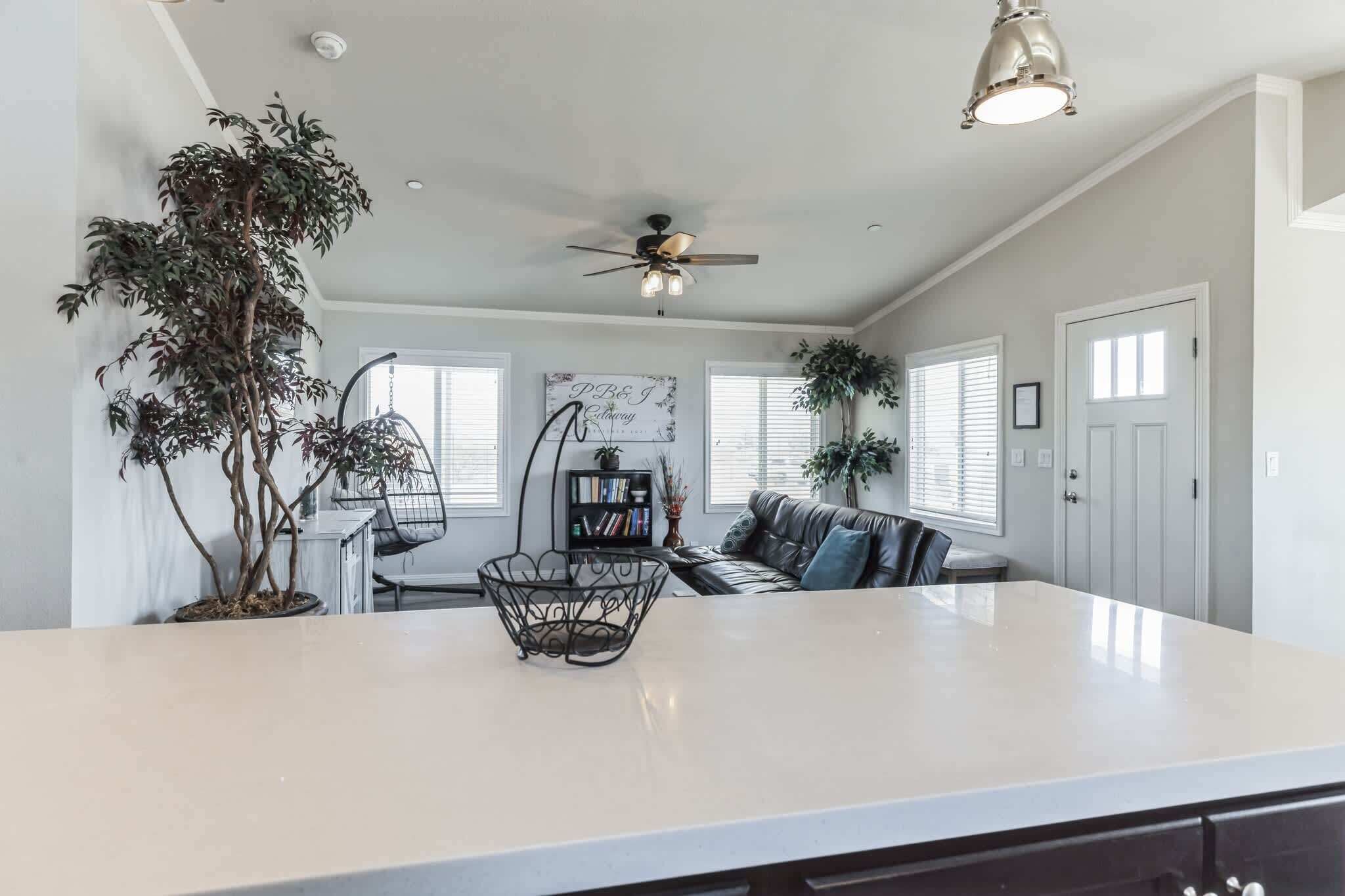 Tv, böcker och kontor