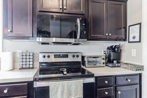 Kylskåp, mikrovågsugn, ugn och spishäll