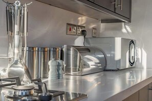 Een microgolfoven, een oven, een kookplaat