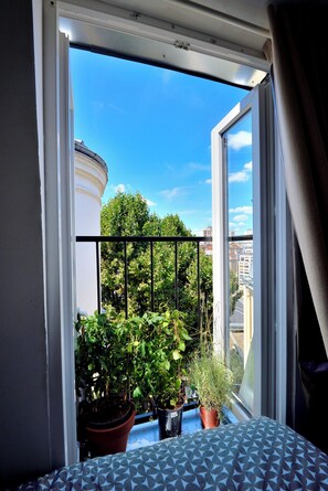 Interior - Stylish attic conversion in the rooftops of Paris (Paris)