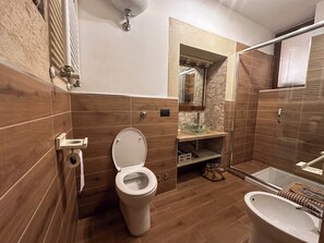 Secadora de cabello, toallas, jabón, shampoo 