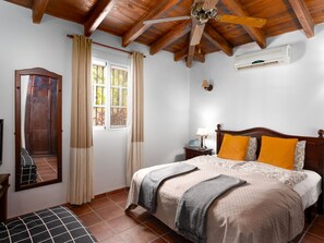 4 bedrooms, desk, internet