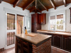 Réfrigérateur, micro-ondes, batterie de cuisine, vaisselle et ustensiles