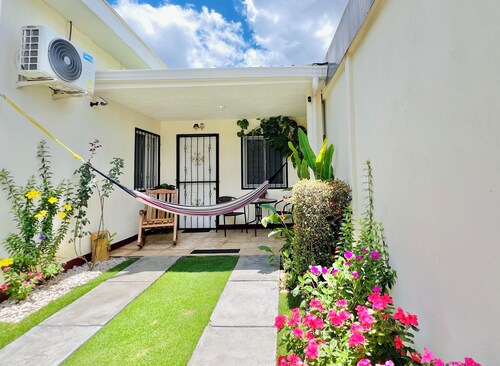 Cozy apartment in phenomenal Managua with WiFi, AC, garache and kitchen.