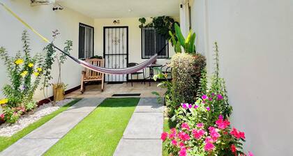 Cozy apartment in phenomenal Managua with WiFi, AC, garache and kitchen.