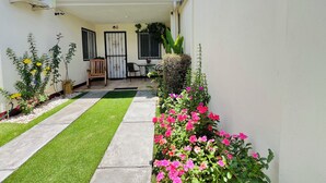 A courtyard with a seating area, a small table, and potted plants. - Cozy apartment in phenomenal Managua with WiFi, AC, garache and kitchen. (Managua)