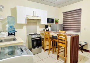 Frigorífico, microondas, horno y cafetera o tetera