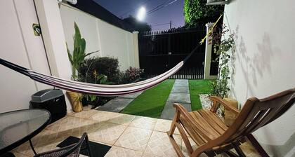 Cozy apartment in phenomenal Managua with WiFi, AC, garache and kitchen.