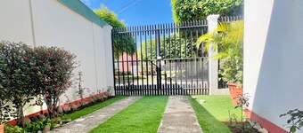 Cozy apartment in phenomenal Managua with WiFi, AC, garache and kitchen.