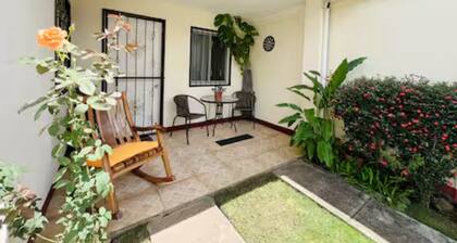 Cozy apartment in phenomenal Managua with WiFi, AC, garache and kitchen.