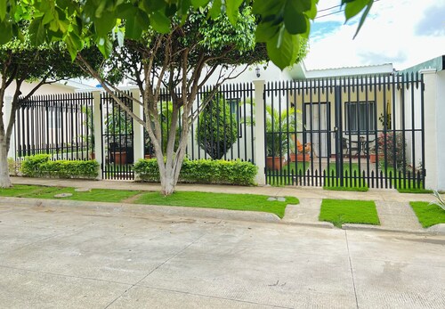 Cozy apartment in phenomenal Managua with WiFi, AC, garache and kitchen.