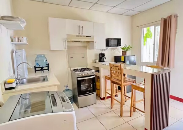 Fridge, microwave, oven, coffee/tea maker - Cozy apartment in phenomenal Managua with WiFi, AC, garache and kitchen. (Managua)