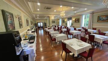 Se ofrece un desayuno bufé (14 EUR por persona)