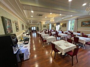 Café da manhã com buffet todos os dias mediante uma taxa