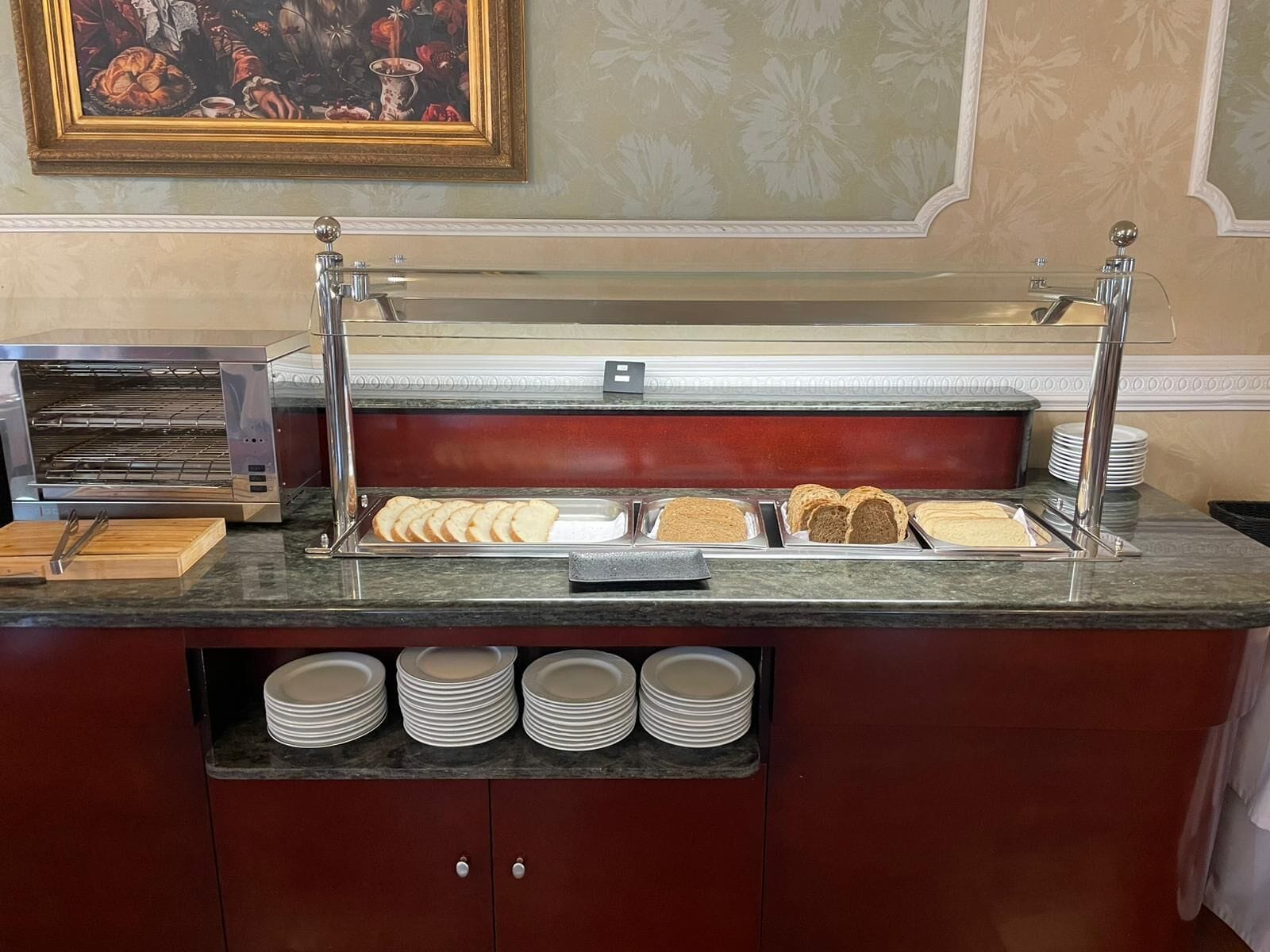 Una mesa de buffet con diversos alimentos y utensilios.