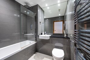 Kombinert dusj/badekar, dype avslapningsbadekar, hårføner og håndklær