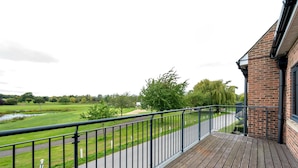Property grounds - Luxury Essex Apartment at Woolston Manor Golf Club (Chigwell)
