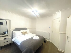 Apartment - Centrally Located Budget Apartment, 3mins to Tube (London)